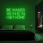 LED-neonskilt med rektangulær tekst «BE NAKED WHEN I GET HOME» i lys grønn.