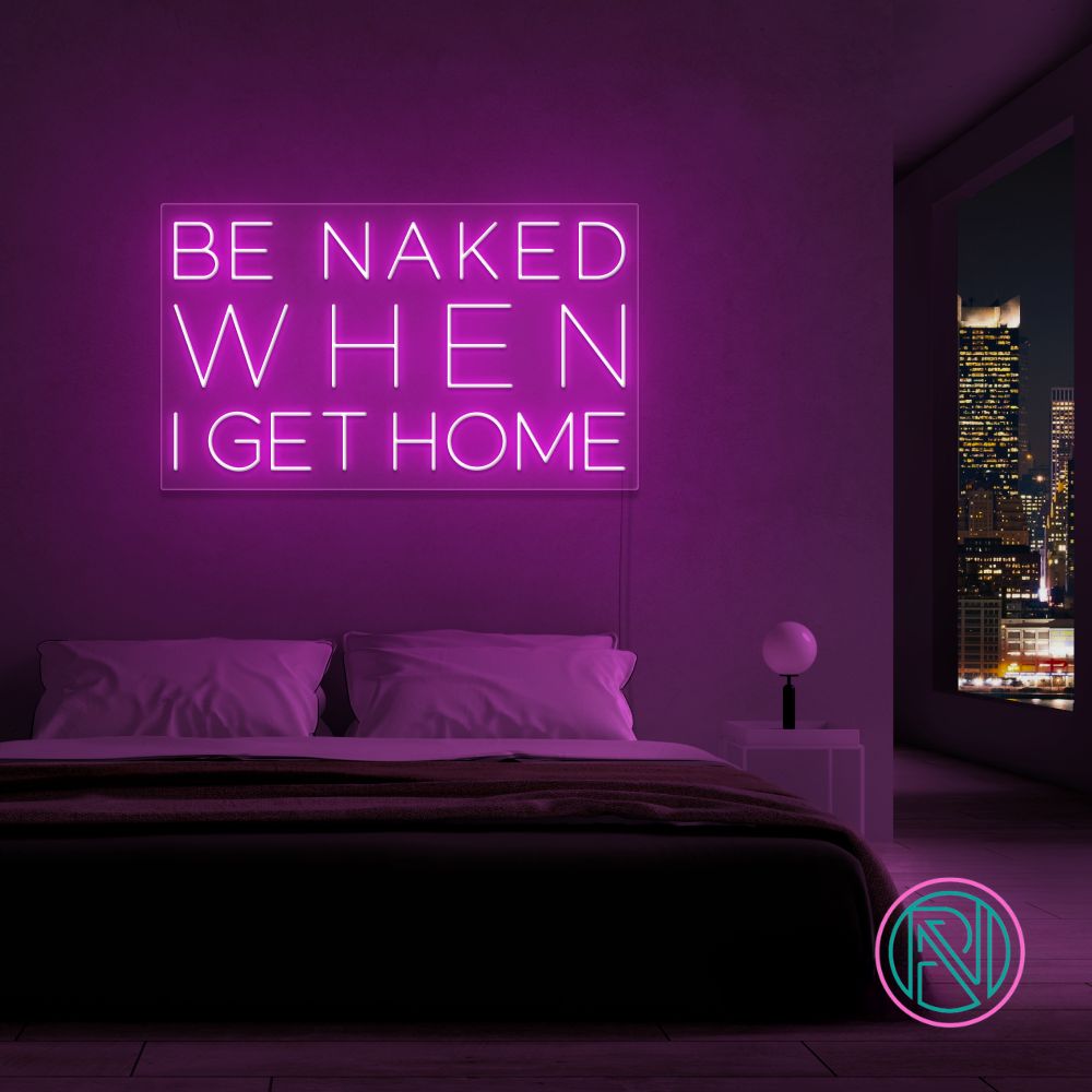 Skap en frekk og leken atmosfære med vårt 'be naked when i get home' led-neonskilt. Dette skiltet er det ultimate uttrykket for humor og romantikk, og passer perfekt i private rom eller som en humoristisk detalj i moderne forretninger. Velg den fargen som best passer ditt interiør, og la skiltet sette tone for kvelden.