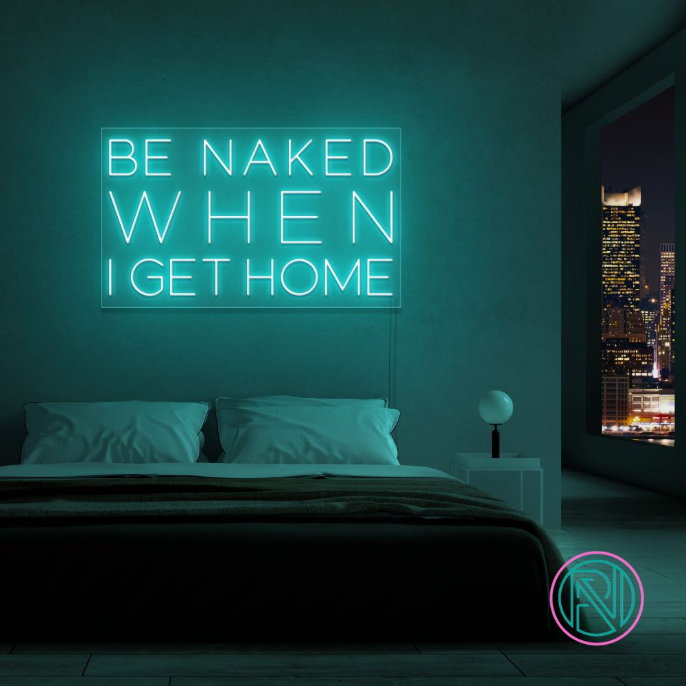 Skap en frekk og leken atmosfære med vårt 'be naked when i get home' led-neonskilt. Dette skiltet er det ultimate uttrykket for humor og romantikk, og passer perfekt i private rom eller som en humoristisk detalj i moderne forretninger. Velg den fargen som best passer ditt interiør, og la skiltet sette tone for kvelden.