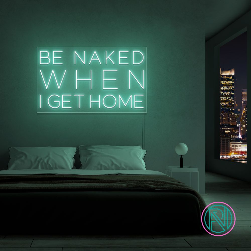 Skap en frekk og leken atmosfære med vårt 'be naked when i get home' led-neonskilt. Dette skiltet er det ultimate uttrykket for humor og romantikk, og passer perfekt i private rom eller som en humoristisk detalj i moderne forretninger. Velg den fargen som best passer ditt interiør, og la skiltet sette tone for kvelden.