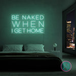 LED-neonskilt med rektangulær tekst «BE NAKED WHEN I GET HOME» i varm hvit.