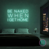 LED-neonskilt med rektangulær tekst «BE NAKED WHEN I GET HOME» i varm hvit.