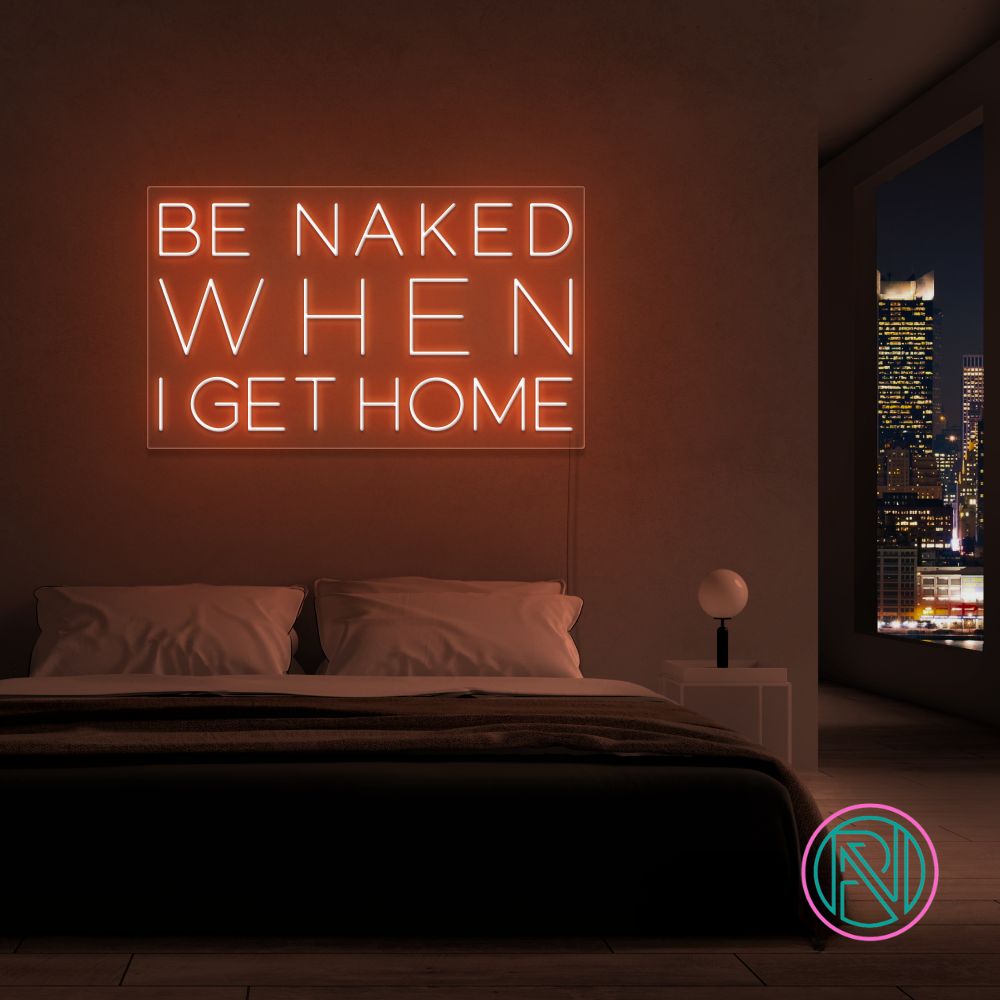 Skap en frekk og leken atmosfære med vårt 'be naked when i get home' led-neonskilt. Dette skiltet er det ultimate uttrykket for humor og romantikk, og passer perfekt i private rom eller som en humoristisk detalj i moderne forretninger. Velg den fargen som best passer ditt interiør, og la skiltet sette tone for kvelden.