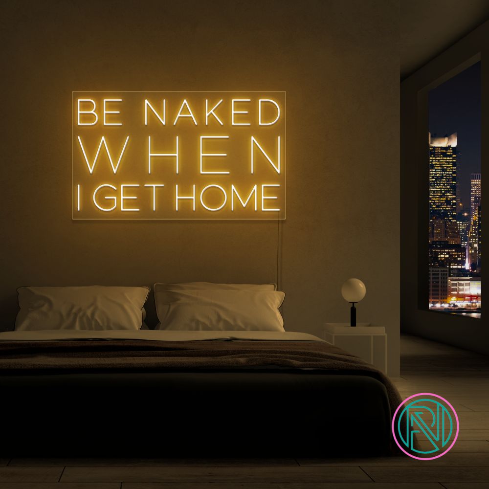 Skap en frekk og leken atmosfære med vårt 'be naked when i get home' led-neonskilt. Dette skiltet er det ultimate uttrykket for humor og romantikk, og passer perfekt i private rom eller som en humoristisk detalj i moderne forretninger. Velg den fargen som best passer ditt interiør, og la skiltet sette tone for kvelden.