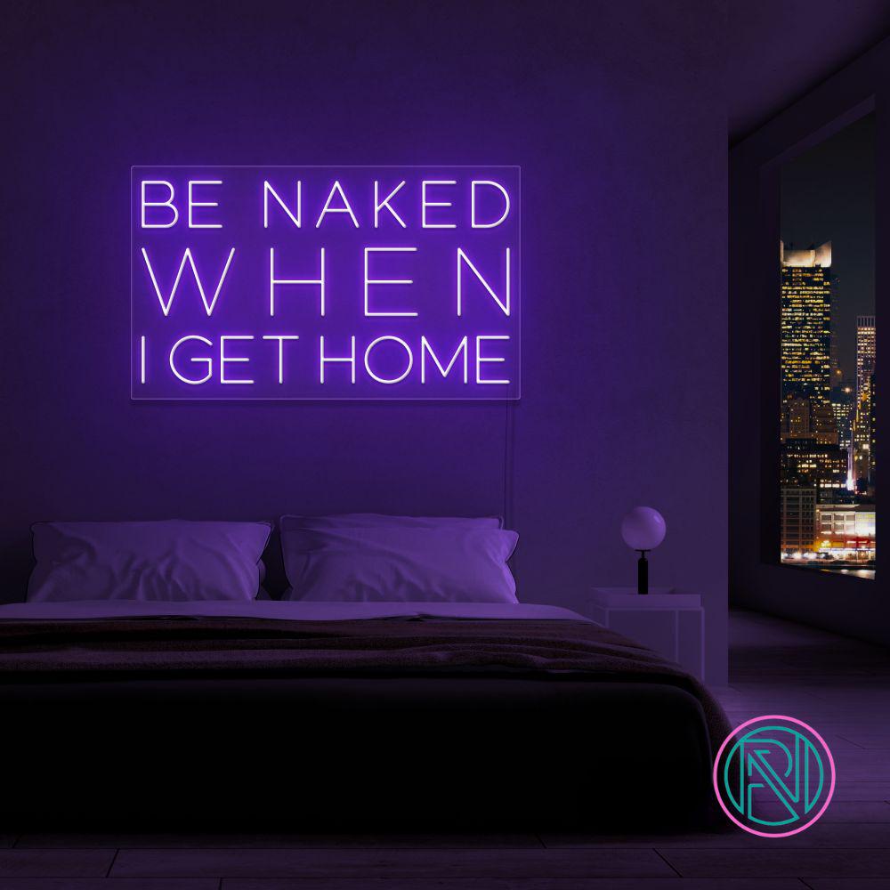 Skap en frekk og leken atmosfære med vårt 'be naked when i get home' led-neonskilt. Dette skiltet er det ultimate uttrykket for humor og romantikk, og passer perfekt i private rom eller som en humoristisk detalj i moderne forretninger. Velg den fargen som best passer ditt interiør, og la skiltet sette tone for kvelden.