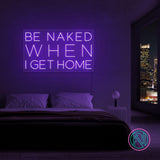 LED-neonskilt med rektangulær tekst «BE NAKED WHEN I GET HOME» i lys lilla.