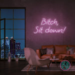 Gi interiøret en kant med 'bitch, sit down' led neon-skiltet. Dette dristige og uttrykksfulle skiltet er designet for å fange oppmerksomhet og skape en samtalestarter i ethvert forretningsmiljø. Velg favorittfargen din og gi bedriften din et unikt preg.