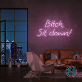 Gi interiøret en kant med 'bitch, sit down' led neon-skiltet. Dette dristige og uttrykksfulle skiltet er designet for å fange oppmerksomhet og skape en samtalestarter i ethvert forretningsmiljø. Velg favorittfargen din og gi bedriften din et unikt preg.