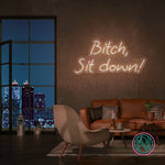 Gi interiøret en kant med 'bitch, sit down' led neon-skiltet. Dette dristige og uttrykksfulle skiltet er designet for å fange oppmerksomhet og skape en samtalestarter i ethvert forretningsmiljø. Velg favorittfargen din og gi bedriften din et unikt preg.
