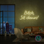 Gi interiøret en kant med 'bitch, sit down' led neon-skiltet. Dette dristige og uttrykksfulle skiltet er designet for å fange oppmerksomhet og skape en samtalestarter i ethvert forretningsmiljø. Velg favorittfargen din og gi bedriften din et unikt preg.