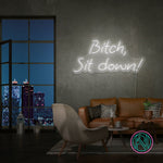 Gi interiøret en kant med 'bitch, sit down' led neon-skiltet. Dette dristige og uttrykksfulle skiltet er designet for å fange oppmerksomhet og skape en samtalestarter i ethvert forretningsmiljø. Velg favorittfargen din og gi bedriften din et unikt preg.