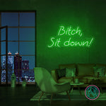 Gi interiøret en kant med 'bitch, sit down' led neon-skiltet. Dette dristige og uttrykksfulle skiltet er designet for å fange oppmerksomhet og skape en samtalestarter i ethvert forretningsmiljø. Velg favorittfargen din og gi bedriften din et unikt preg.