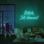 Gi interiøret en kant med 'bitch, sit down' led neon-skiltet. Dette dristige og uttrykksfulle skiltet er designet for å fange oppmerksomhet og skape en samtalestarter i ethvert forretningsmiljø. Velg favorittfargen din og gi bedriften din et unikt preg.