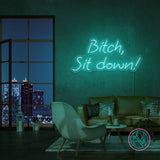 Gi interiøret en kant med 'bitch, sit down' led neon-skiltet. Dette dristige og uttrykksfulle skiltet er designet for å fange oppmerksomhet og skape en samtalestarter i ethvert forretningsmiljø. Velg favorittfargen din og gi bedriften din et unikt preg.