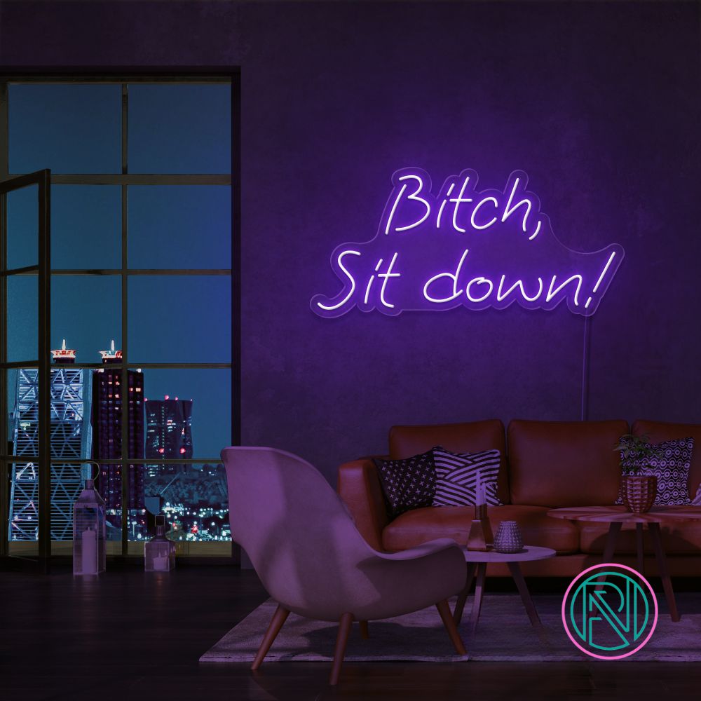 Gi interiøret en kant med 'bitch, sit down' led neon-skiltet. Dette dristige og uttrykksfulle skiltet er designet for å fange oppmerksomhet og skape en samtalestarter i ethvert forretningsmiljø. Velg favorittfargen din og gi bedriften din et unikt preg.