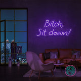 Gi interiøret en kant med 'bitch, sit down' led neon-skiltet. Dette dristige og uttrykksfulle skiltet er designet for å fange oppmerksomhet og skape en samtalestarter i ethvert forretningsmiljø. Velg favorittfargen din og gi bedriften din et unikt preg.