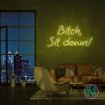 Gi interiøret en kant med 'bitch, sit down' led neon-skiltet. Dette dristige og uttrykksfulle skiltet er designet for å fange oppmerksomhet og skape en samtalestarter i ethvert forretningsmiljø. Velg favorittfargen din og gi bedriften din et unikt preg.