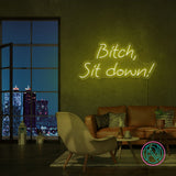 Gi interiøret en kant med 'bitch, sit down' led neon-skiltet. Dette dristige og uttrykksfulle skiltet er designet for å fange oppmerksomhet og skape en samtalestarter i ethvert forretningsmiljø. Velg favorittfargen din og gi bedriften din et unikt preg.