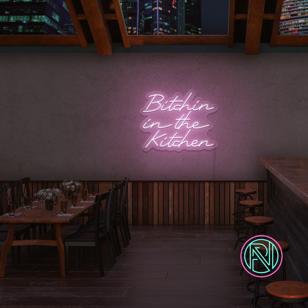 Gi kjøkkenet ditt en attitude med 'bitchin in the kitchen' led neonskilt. Perfekt for å tilføre personlighet og stil, dette neonskiltet er ideelt for de som ønsker å sette et unikt preg i hjemmet eller på en restaurant.