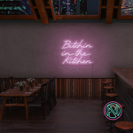 Gi kjøkkenet ditt en attitude med 'bitchin in the kitchen' led neonskilt. Perfekt for å tilføre personlighet og stil, dette neonskiltet er ideelt for de som ønsker å sette et unikt preg i hjemmet eller på en restaurant.