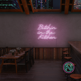 Gi kjøkkenet ditt en attitude med 'bitchin in the kitchen' led neonskilt. Perfekt for å tilføre personlighet og stil, dette neonskiltet er ideelt for de som ønsker å sette et unikt preg i hjemmet eller på en restaurant.