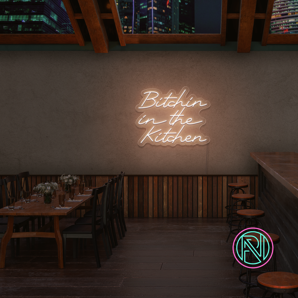 Gi kjøkkenet ditt en attitude med 'bitchin in the kitchen' led neonskilt. Perfekt for å tilføre personlighet og stil, dette neonskiltet er ideelt for de som ønsker å sette et unikt preg i hjemmet eller på en restaurant.