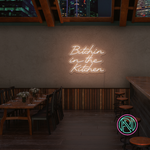Gi kjøkkenet ditt en attitude med 'bitchin in the kitchen' led neonskilt. Perfekt for å tilføre personlighet og stil, dette neonskiltet er ideelt for de som ønsker å sette et unikt preg i hjemmet eller på en restaurant.