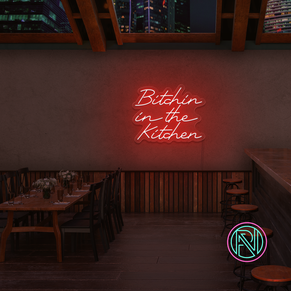 Gi kjøkkenet ditt en attitude med 'bitchin in the kitchen' led neonskilt. Perfekt for å tilføre personlighet og stil, dette neonskiltet er ideelt for de som ønsker å sette et unikt preg i hjemmet eller på en restaurant.