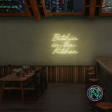 Gi kjøkkenet ditt en attitude med 'bitchin in the kitchen' led neonskilt. Perfekt for å tilføre personlighet og stil, dette neonskiltet er ideelt for de som ønsker å sette et unikt preg i hjemmet eller på en restaurant.