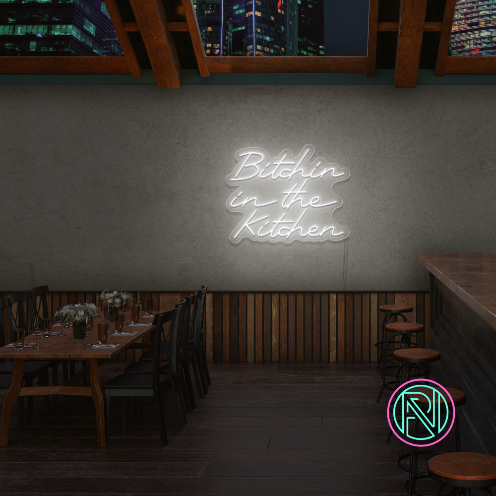 Gi kjøkkenet ditt en attitude med 'bitchin in the kitchen' led neonskilt. Perfekt for å tilføre personlighet og stil, dette neonskiltet er ideelt for de som ønsker å sette et unikt preg i hjemmet eller på en restaurant.