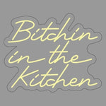 Gi kjøkkenet ditt en attitude med 'bitchin in the kitchen' led neonskilt. Perfekt for å tilføre personlighet og stil, dette neonskiltet er ideelt for de som ønsker å sette et unikt preg i hjemmet eller på en restaurant.