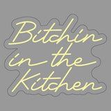 Gi kjøkkenet ditt en attitude med 'bitchin in the kitchen' led neonskilt. Perfekt for å tilføre personlighet og stil, dette neonskiltet er ideelt for de som ønsker å sette et unikt preg i hjemmet eller på en restaurant.