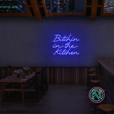 Gi kjøkkenet ditt en attitude med 'bitchin in the kitchen' led neonskilt. Perfekt for å tilføre personlighet og stil, dette neonskiltet er ideelt for de som ønsker å sette et unikt preg i hjemmet eller på en restaurant.