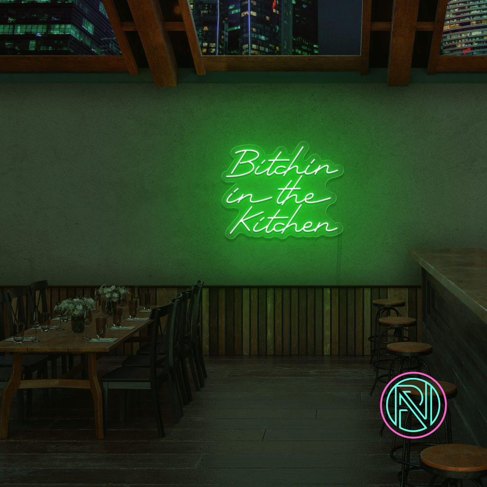 Gi kjøkkenet ditt en attitude med 'bitchin in the kitchen' led neonskilt. Perfekt for å tilføre personlighet og stil, dette neonskiltet er ideelt for de som ønsker å sette et unikt preg i hjemmet eller på en restaurant.