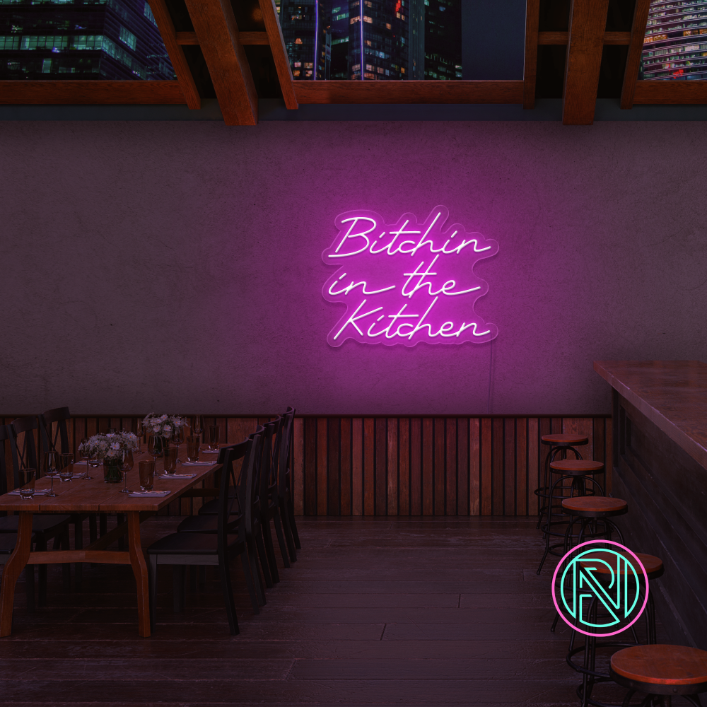 Gi kjøkkenet ditt en attitude med 'bitchin in the kitchen' led neonskilt. Perfekt for å tilføre personlighet og stil, dette neonskiltet er ideelt for de som ønsker å sette et unikt preg i hjemmet eller på en restaurant.