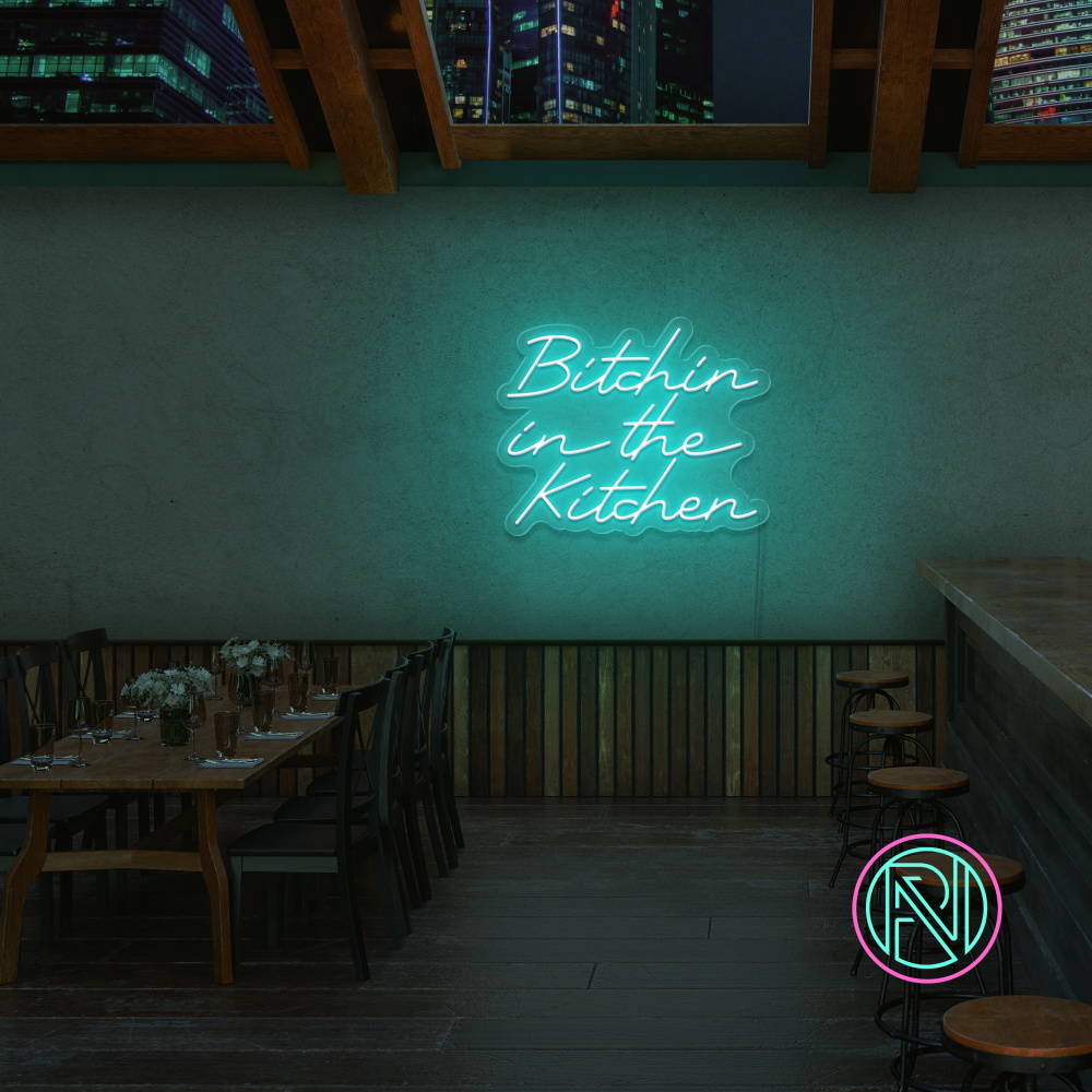 Gi kjøkkenet ditt en attitude med 'bitchin in the kitchen' led neonskilt. Perfekt for å tilføre personlighet og stil, dette neonskiltet er ideelt for de som ønsker å sette et unikt preg i hjemmet eller på en restaurant.