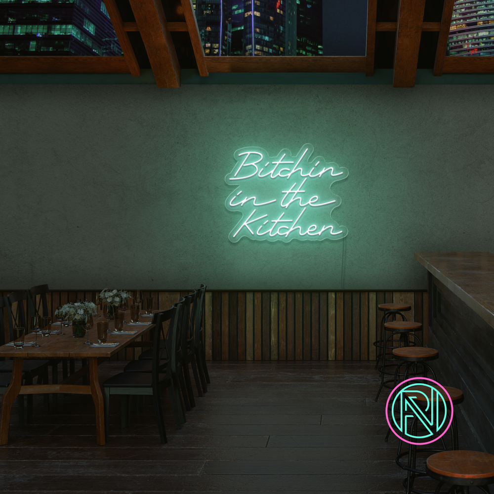 Gi kjøkkenet ditt en attitude med 'bitchin in the kitchen' led neonskilt. Perfekt for å tilføre personlighet og stil, dette neonskiltet er ideelt for de som ønsker å sette et unikt preg i hjemmet eller på en restaurant.