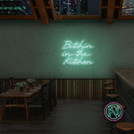Gi kjøkkenet ditt en attitude med 'bitchin in the kitchen' led neonskilt. Perfekt for å tilføre personlighet og stil, dette neonskiltet er ideelt for de som ønsker å sette et unikt preg i hjemmet eller på en restaurant.