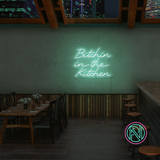 Gi kjøkkenet ditt en attitude med 'bitchin in the kitchen' led neonskilt. Perfekt for å tilføre personlighet og stil, dette neonskiltet er ideelt for de som ønsker å sette et unikt preg i hjemmet eller på en restaurant.