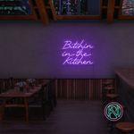 Gi kjøkkenet ditt en attitude med 'bitchin in the kitchen' led neonskilt. Perfekt for å tilføre personlighet og stil, dette neonskiltet er ideelt for de som ønsker å sette et unikt preg i hjemmet eller på en restaurant.