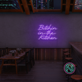 Gi kjøkkenet ditt en attitude med 'bitchin in the kitchen' led neonskilt. Perfekt for å tilføre personlighet og stil, dette neonskiltet er ideelt for de som ønsker å sette et unikt preg i hjemmet eller på en restaurant.
