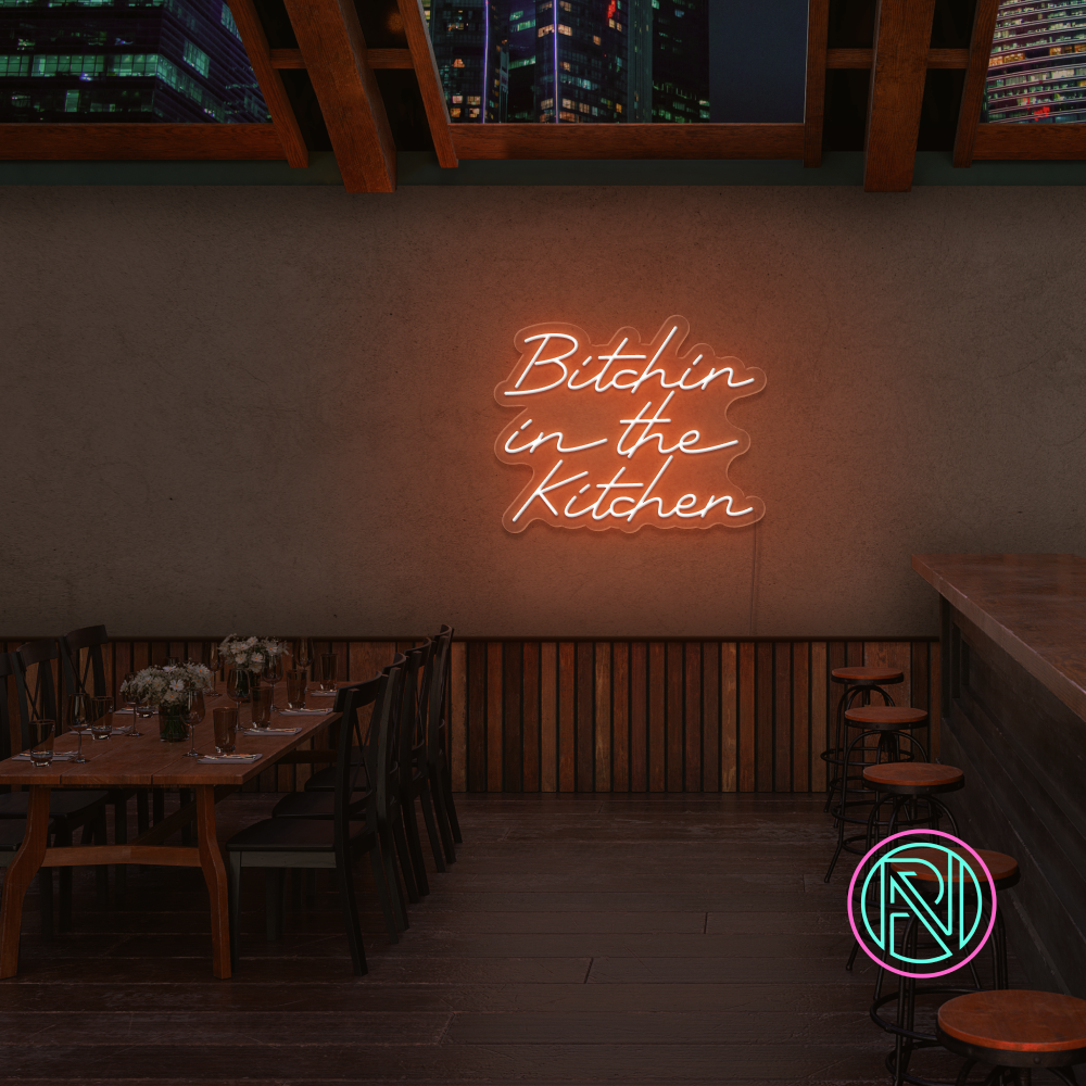 Gi kjøkkenet ditt en attitude med 'bitchin in the kitchen' led neonskilt. Perfekt for å tilføre personlighet og stil, dette neonskiltet er ideelt for de som ønsker å sette et unikt preg i hjemmet eller på en restaurant.