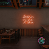 Gi kjøkkenet ditt en attitude med 'bitchin in the kitchen' led neonskilt. Perfekt for å tilføre personlighet og stil, dette neonskiltet er ideelt for de som ønsker å sette et unikt preg i hjemmet eller på en restaurant.