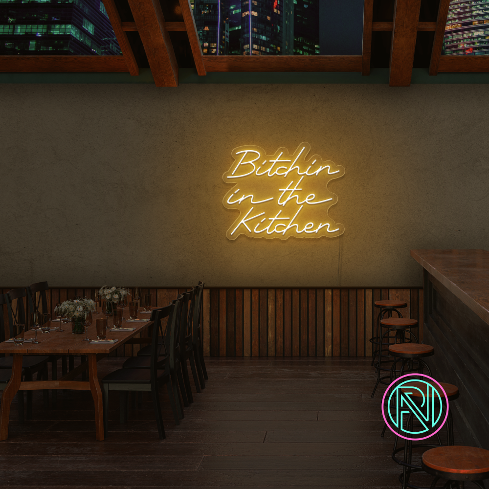 Gi kjøkkenet ditt en attitude med 'bitchin in the kitchen' led neonskilt. Perfekt for å tilføre personlighet og stil, dette neonskiltet er ideelt for de som ønsker å sette et unikt preg i hjemmet eller på en restaurant.