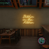 Gi kjøkkenet ditt en attitude med 'bitchin in the kitchen' led neonskilt. Perfekt for å tilføre personlighet og stil, dette neonskiltet er ideelt for de som ønsker å sette et unikt preg i hjemmet eller på en restaurant.