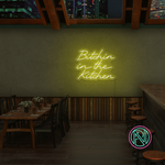 Gi kjøkkenet ditt en attitude med 'bitchin in the kitchen' led neonskilt. Perfekt for å tilføre personlighet og stil, dette neonskiltet er ideelt for de som ønsker å sette et unikt preg i hjemmet eller på en restaurant.