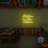 Gi kjøkkenet ditt en attitude med 'bitchin in the kitchen' led neonskilt. Perfekt for å tilføre personlighet og stil, dette neonskiltet er ideelt for de som ønsker å sette et unikt preg i hjemmet eller på en restaurant.