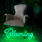 Skap en livlig og blomstrende atmosfære med 'blooming' led neonskilt. Tilgjengelig i ønsket farge for å matche enhver stil, perfekt for personlig eller kommersiell bruk. Mål på 80x31 cm gjør dette skiltet til et sjarmerende blikkfang.