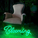 Skap en livlig og blomstrende atmosfære med 'blooming' led neonskilt. Tilgjengelig i ønsket farge for å matche enhver stil, perfekt for personlig eller kommersiell bruk. Mål på 80x31 cm gjør dette skiltet til et sjarmerende blikkfang.