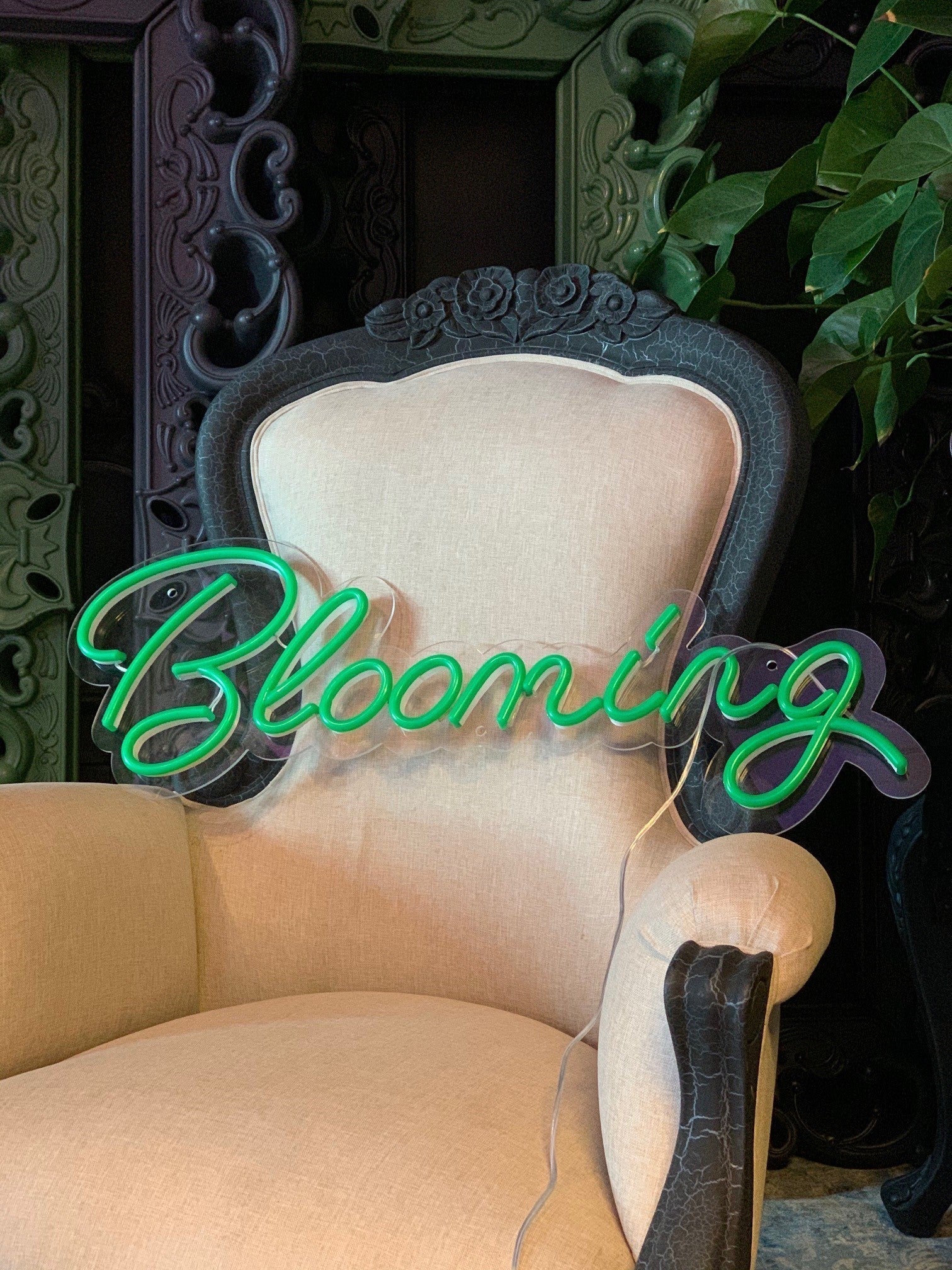 Skap en livlig og blomstrende atmosfære med 'blooming' led neonskilt. Tilgjengelig i ønsket farge for å matche enhver stil, perfekt for personlig eller kommersiell bruk. Mål på 80x31 cm gjør dette skiltet til et sjarmerende blikkfang.